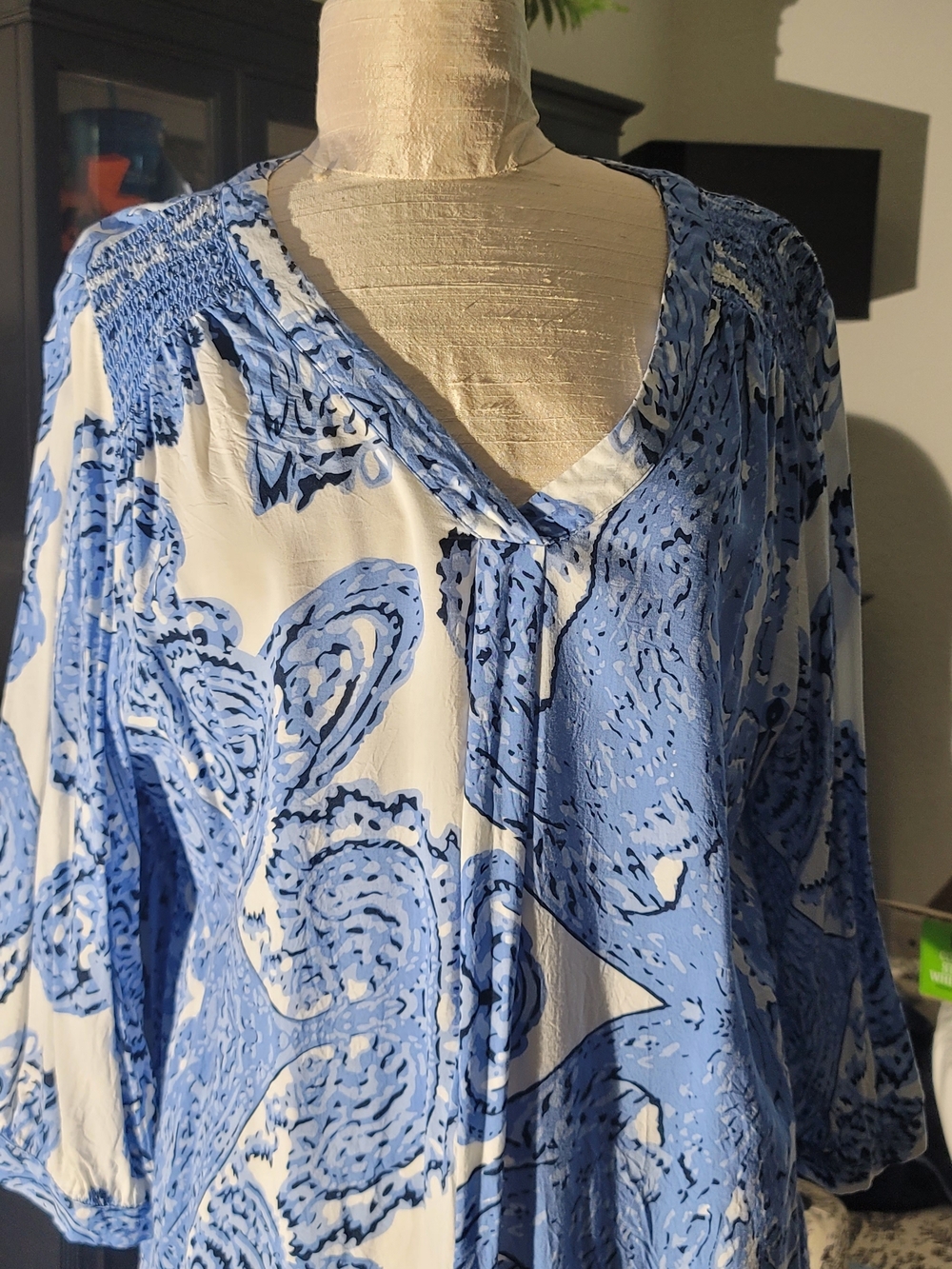 Anne Carson Blue & White V-Neck Printed Tunic Top